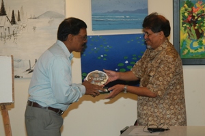 Shri. Suhas Bahulkar felicitate Artist Dilip Thakar at Artfest 09, Indiaart Gallery